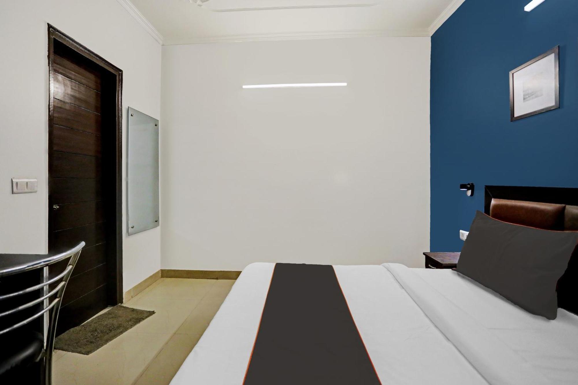 Collection O Agniv Residency Near Saket Metro 4*
